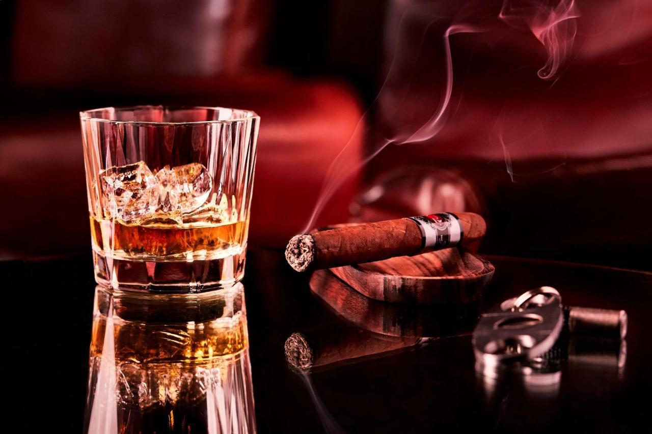 Hotel The Westin Kuala Lumpur Exterior foto A glass of whisky and a cigar